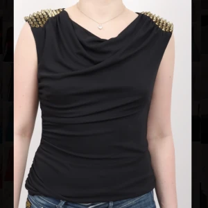 ⚡️festtopp⚡️ - Denna coola festtoppen med gulddetaljer och nitar❤️‍🔥 Topp:140 Frakt:43