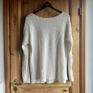 Stickad tröja - En sparsamt använd stickad tröja från Cubus i storlek M. Snygg att ha över linnen eller klänningar. 