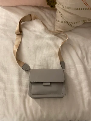 Ljuslila väska - Relativt liten ljuslila väska från shein Det är ett stort fack och ett mindre, den har även ett justerbart band som kan bytas ifall man vill