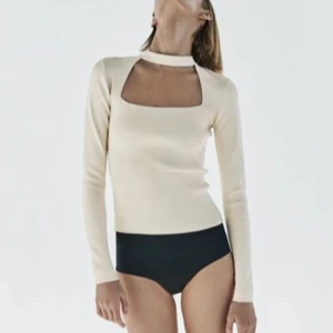 Urklippt zara topp - Säljer denna beigea urklippta zara top, knappast använd, ser ut som ny. Betalning sker helst genom swish ❤️