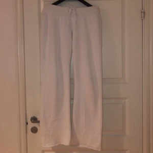Vita mjukisbyxor - Vita trendiga lågmidjade mjukisbyxor. Liknar de från LXA. Säljer då de då är lite små för mig som vanligvis är en M-L. Står att de är i storlek 40 men jag skulle säga S ksk M . De går ner till marken på mig som är 166cm lång. Frakt tillkommer.