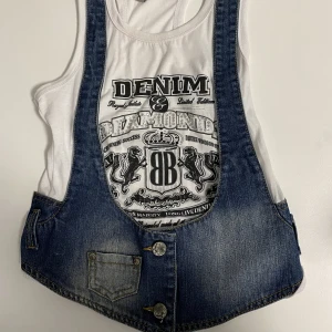 VINTAGE LINNE - Ett linne i vintage märket O-STIAG. Köptes på 2000-talet och därav säljs inte längre. Väldigt fint skick. Det står storlek M men sitter tight på mig som vanligtvis är en xs/s. 