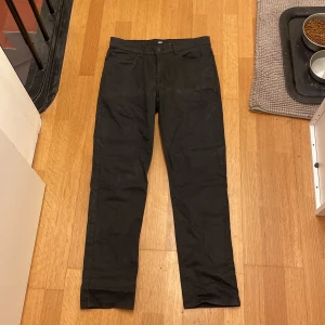 Svarta jeans - Säljer mina svarta jeans, använt ett par gånger. Säljer dom pga att dom bara ligger i garderoben, skriv gärna om ni har frågor eller funderingar 