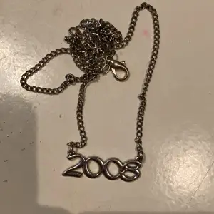 Ett jätte fint halsband med årtalet 2008 Använt lite men syns ej Kontakta mig om du är intresserad eller fler bilder 