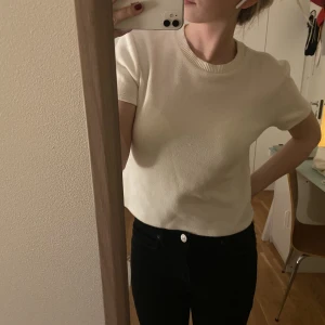 Stickad t shirt från zara - Superfin stickad t shirt använd bara ett fåtals gånger!!🥰🥰