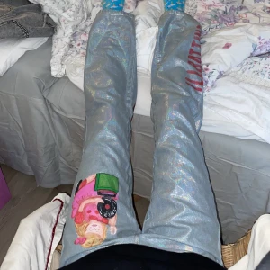 skimmer jeans  - jeans från illbating design i storlek XS , dödskallar i bak & tjej & text i fram 