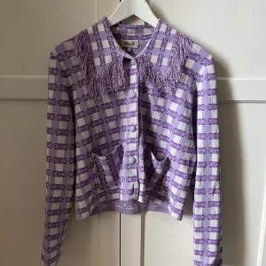 Baum und Pferdtgarden Capers - Storlek Small och skulle säga att den är true to size. Har insett att färgen inte passar mig och säljer därför vidare. Finns en mindre tråddragning på ryggen. Använd några enstaka gånger. Säljs just nu på booztlet för 1499kr 