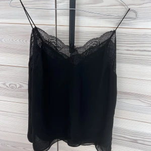 Spetts linne  - Super snyggt spetts linne från Zara. Använt 1 gång. 