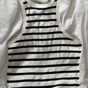 Randigt linne  - Randigt linne från H&M som är använd 1 gång💕