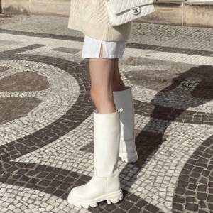 Oanvända boots ifrån Zara som endast är testade. Super snygga och trendiga. Storlek 40 i normal storlek.