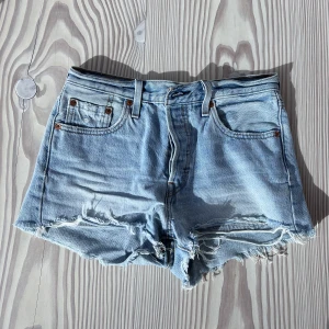 Levis shorts  - Super snygga jeans shorts från Levis. 