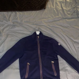 Moncler zip - Moncler tröja i fin fint skick  9/10 o skick skulle jag definitivt säga alla dagar i veckan  Skriv pm för bilder och vid intresse  