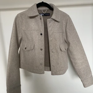 Vårjacka - Beige kort jacka perfekt till våren 🙌🏼 Köptes på Zara för 400kr i höstas men kommer ej till användning längre 💋