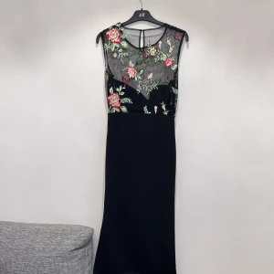 Klänning  - Superfin klänning med slits från Goddiva. 