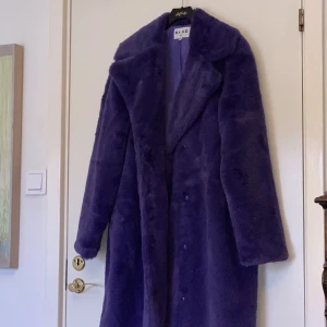 Lila ”statement” kappa - Säljer min älskade lila kappa (som är i otroligt bra skick!) till ett kanonpris, pga flytt. Vill helst möta upp köparen i Sthlm nån stans eller så får köparen stå för frakt.