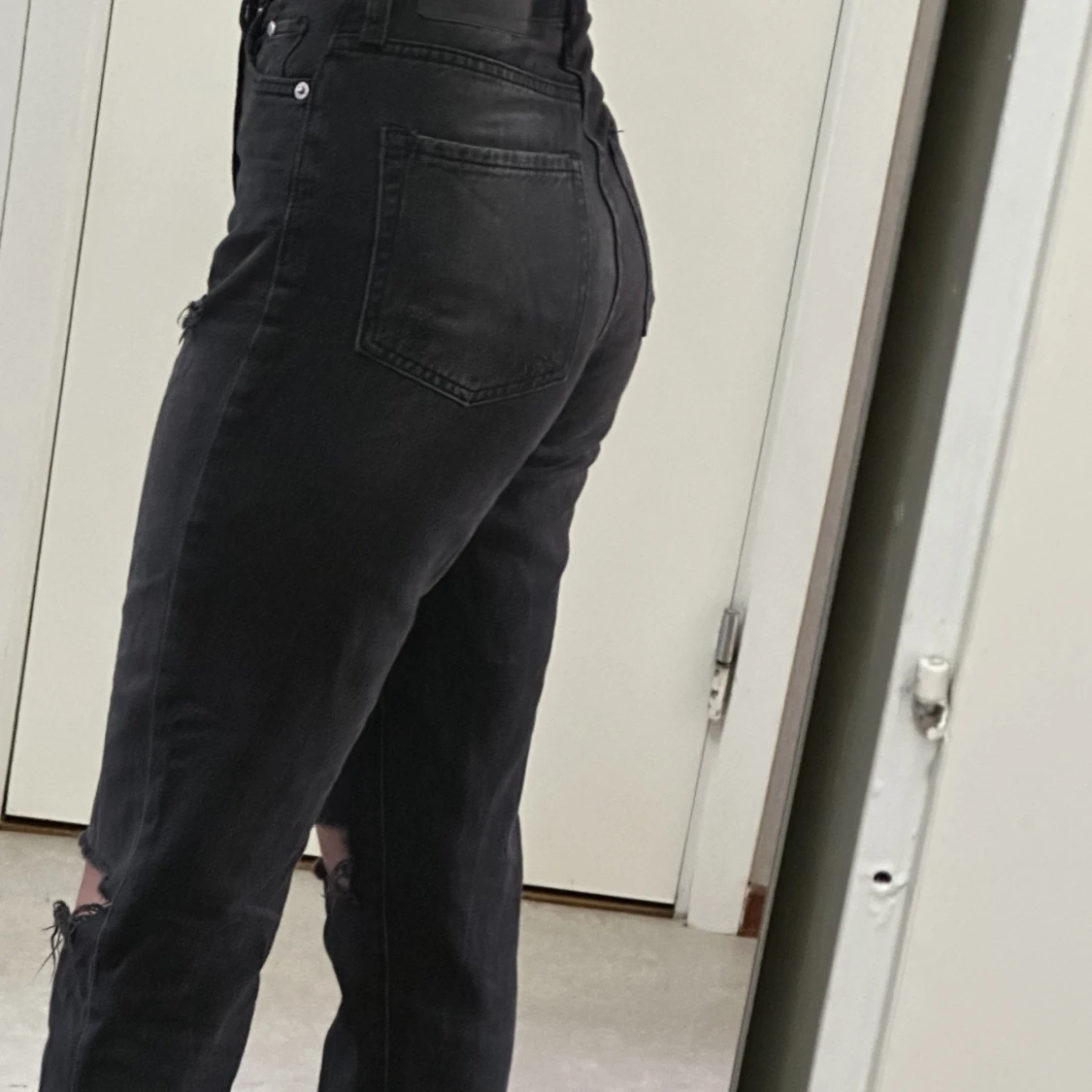 Svarta byxor med hål i  - 90