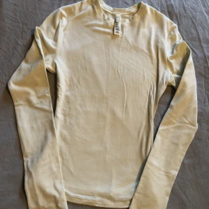 Skims cotton långärmad  - Skims cotton jersey långärmad tröja i färgen Bone. Storlek xs men skulle passa en small också. Använd ett fåtal gånger, är fortfarande i väldigt bra skick inga defekter osv. Endast seriösa köpare och är inte intresserad av byteshandel. 
