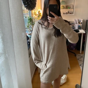 Klänning eller tröja  - Man kan ha den som klänning (är 162 cm) eller som en tröja 😍 beror på hur oversized du vill ha den 