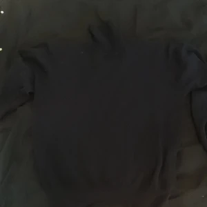 Blå polotröja strl L - Blå polotröja strl L aningen liten i storleken 