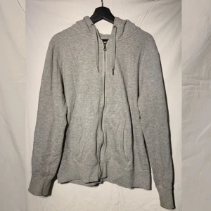 Grå zip up  - Snygg grå zip up från Cubus. Det står att storleken är L men jag skulle säga att den passar om man har S-M!