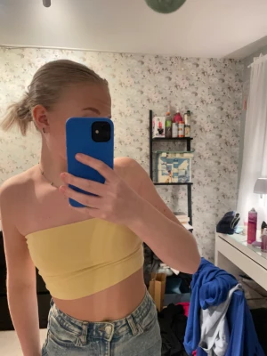 Gul topp - Säljer kläder pga utresning allt är i fint skick, köparen står för frakten 💙 super fin använd 3-4 ggr 