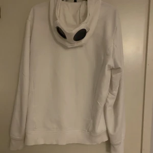 Cp company tröja - Säljer min fina cp company tröja med googles. Storlek L men passar dom som har M. Skick 9/10, inte använd mycket. Nypris 2500kr Byten kan funka!