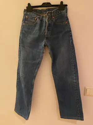 Jeans köpta i london på en second handbutik för 600 spänn, Fint skick förutom slitningen i skrevet som syns på bild 3 ⛷💕 De är straightleg och passar perfekt i längden på mig som är 154 🫶