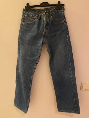 Levisjeans - Jeans köpta i london på en second handbutik för 600 spänn, Fint skick förutom slitningen i skrevet som syns på bild 3 ⛷💕 De är straightleg och passar perfekt i längden på mig som är 154 🫶