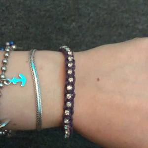 Armband - Lila armband med silvriga stenar på,man kan Justera hur man vill att den ska sitta på handleden,Berling skrev via Swish,köp inte direkt🤍