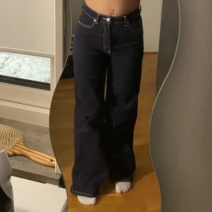 Jeans från H&M - Sjukt coola jeans från H&M med vita sömmar💕 passar mig i längden som är 163. i stl 34 och mycket bra skick!