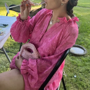 Broderad klänning  - Rosa. Använd fåtal gånger 