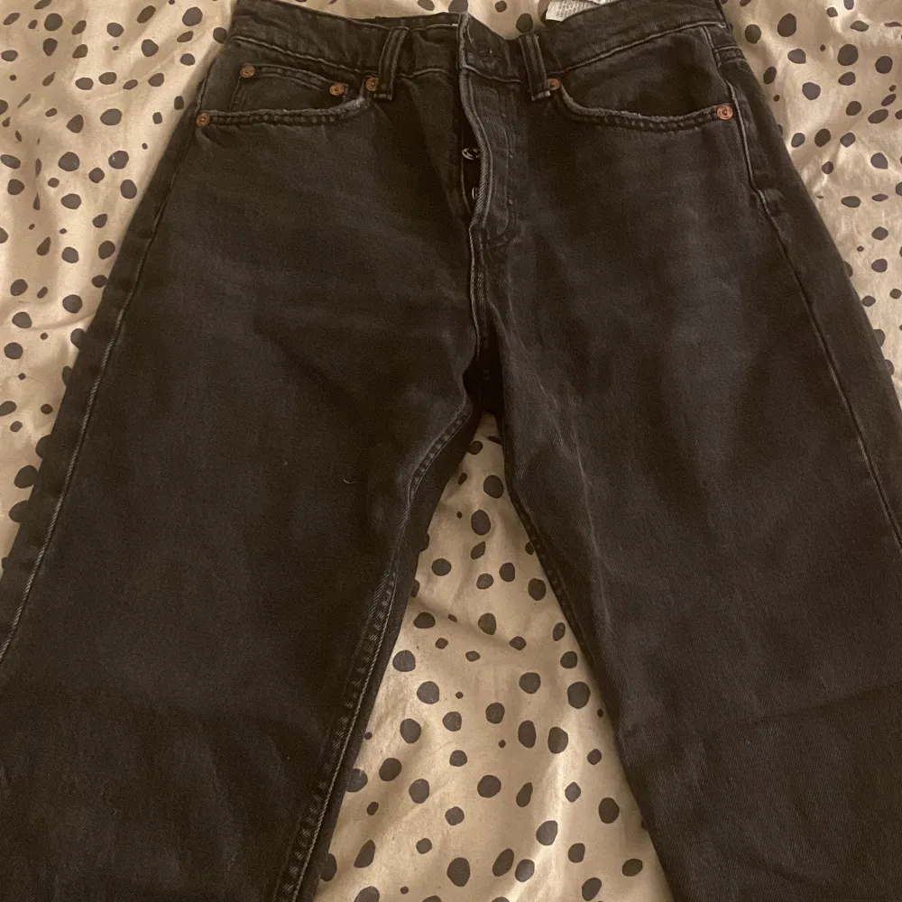 Zara midwaist jeans i storlek 36 som är i bra skick. Jag är 175cm och dom nästan lite korta på mig. Frakt tillkommer. Kontakta mig vid frågor😊. Jeans & Byxor.