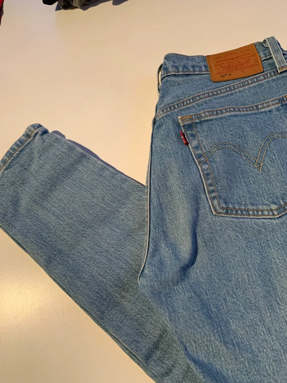 Ljusblå Levis 501 jeans, W24 L30. Sparsamt använda. Frakt tillkommer 💖. Jeans & Byxor.