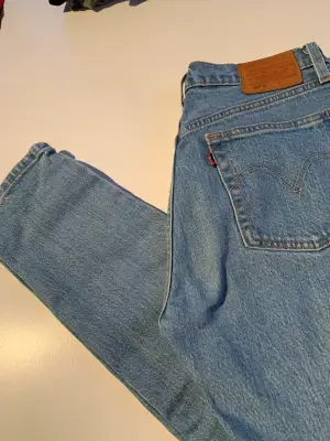 Ljusblå Levis 501 jeans, W24 L30. Sparsamt använda. Frakt tillkommer 💖