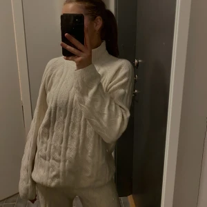 Mjukis set  - Säljer detta underbara mjukis set. Köpt från Gina för ett par månader sen men det har inte kommit till användning. Köptes för 700kr men säljer det för 500kr. Byxorna är hägmidjade och ganska långa de är precis perfekta för mig som är 164, ev något långa