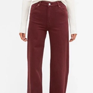 Röda jeans från Monki - Röda Yoko jeans från Monki, 70-tals inspirerade. Köpta för 400kr. Slutsålda på hemsidan. De är jättefina men jag säljer de då jag har ett par likadana i en annan färg❤️