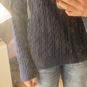 Stickad marinblå tröja - Mörkblå tröja