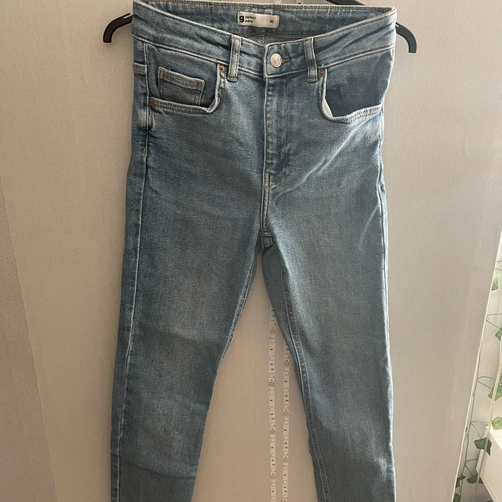 Blåa jeans från Ginatricot i storlek 36. Oanvända, fint skick. Köparen står för frakten! 💞. Jeans & Byxor.