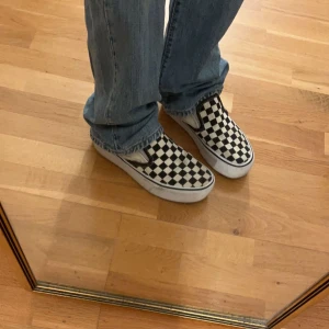 Vans rutiga!  - Säljer denna rutiga vans med hög sula! Är i mycket bra skick och i storlek 40. Skriv vid intresse! 