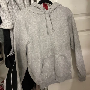 Grå hoodie - Grå hoodie ifrån Bik Bok i storlek xs 