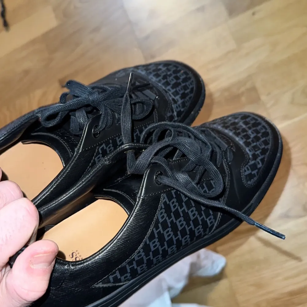 Knappt använda Hugo boss sneakers storlek 41 men passar 42 oxå. Skor.