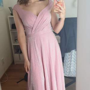 Jättefin rosa glittrig klänning som garanterat kommer dra blickar åt sig! Denna klänningen användes en gång på en fotografering men är nu tyvärr för liten. Skriv vid frågor eller om ni vill köpa💕💕 Den är från Goddiva London
