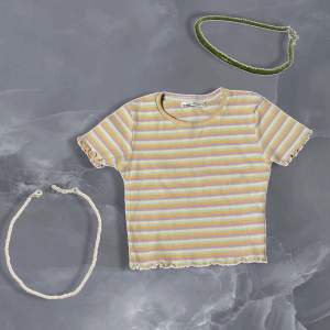 Pastellrandig topp + två handgjorda halsband Storlek: S Pull&Bear  Bredd: 32,5cm Längd: 37cm Använd   +två handgjorda halsband (grön och vit)