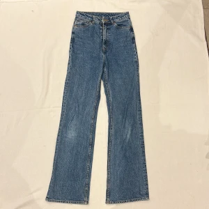 Monki jeans - Säljer mina monki jeans i storlek 25. De är i bra skick och har inte använt särskilt mycket. Passformen är high waist. 🤍