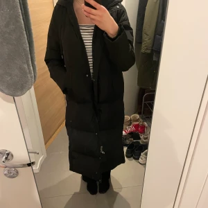 Lång svart jacka  - En längre svart jacka från Zara i storlek XS. Jättemysig och super bra till vintern! 