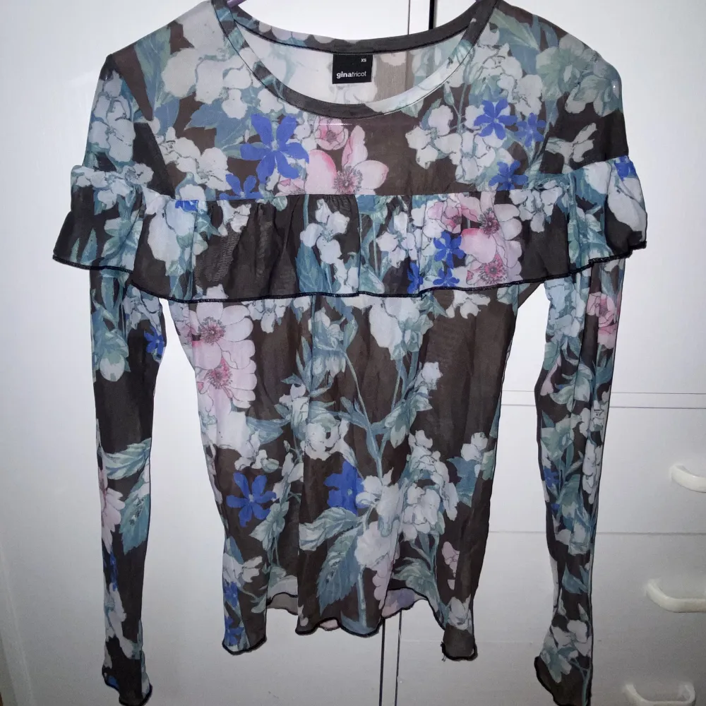 En lite genomskinlig tröja med massa färger från Gina Tricot. Den är i storleken Xs och har aldrig blivit använd. 💖. Tröjor & Koftor.