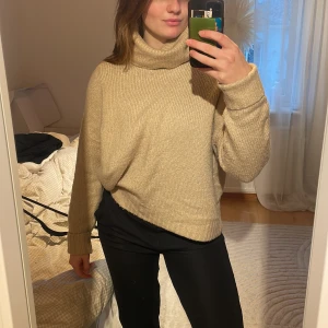 Stickad polotröja  - Beige stickad polotröja med hög mysig krage och lång ärm. Köpt på lager 157, storlek M. Hör av dig vid frågor💕