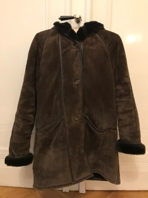 Fodrad läderjacka - ❄️Supervarm och mysig vintagekappa i äkta läder säljs för en billig peng❄️ Köpt second hand men är i mycket bra skick. Enda skavanken är att den lilla kroken för att hänga upp den med har gått av till hälften (se bild)