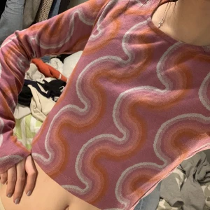 Cool långärmad topp - Färgerna är mycket mer vibrant än på bilderna. Så himla coolt mönster!! Aldrig använd