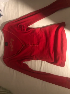 Gina tröja - Långärmad tröja från Gina med guld glittriga sömmar 